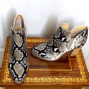 NWT Vince Camuto short boots snake skin design booties
